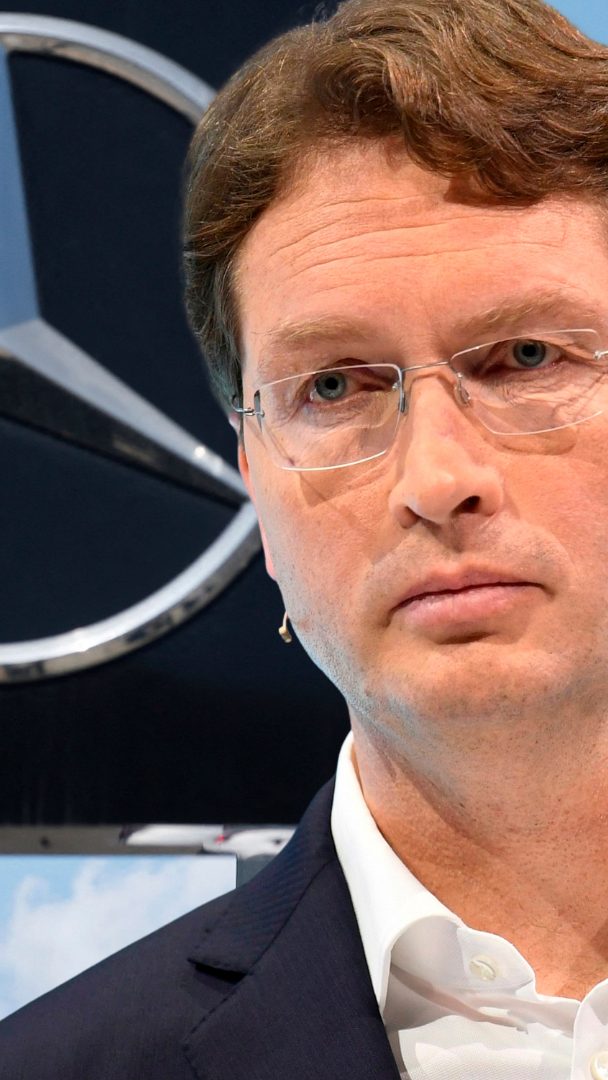 Mercedes-Benz meldet für das erste Halbjahr 2025 einen Gewinneinbruch um 55 %. Zölle, Absatzrückgänge und Sparmaßnahmen belasten den Konzern.